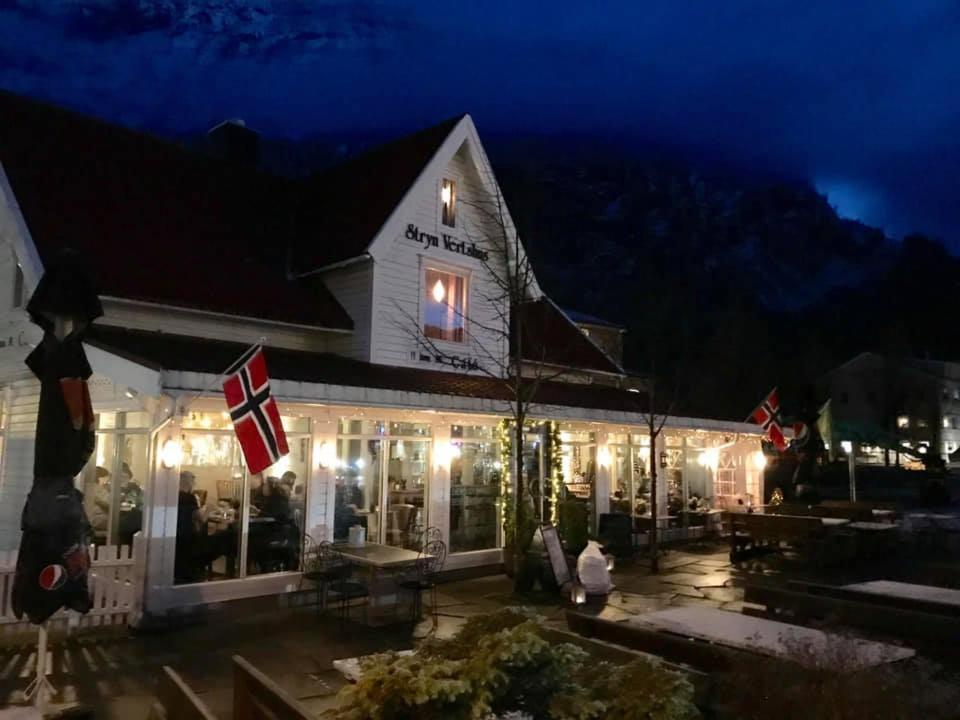 Stryn Kaffebar & Vertshus מראה חיצוני תמונה